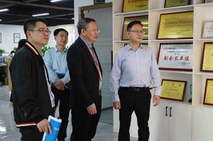 热烈欢迎市政府秘书长林兢一行莅临mk(中国)一站式服务体育集团广西公司考察指导